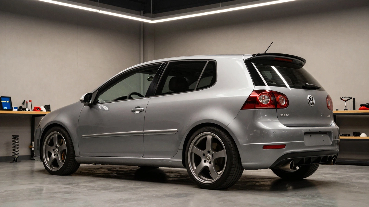 Volkswagen Golf Mk5 в гараже с минимальным тюнингом и аккуратными деталями.