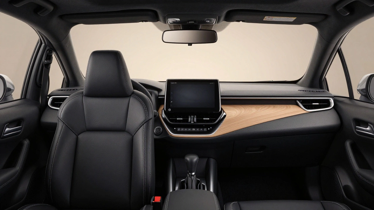 Современный салон Toyota Corolla с чёрной кожей, белыми швами и деревянными вставками — минимализм и чистота линий.