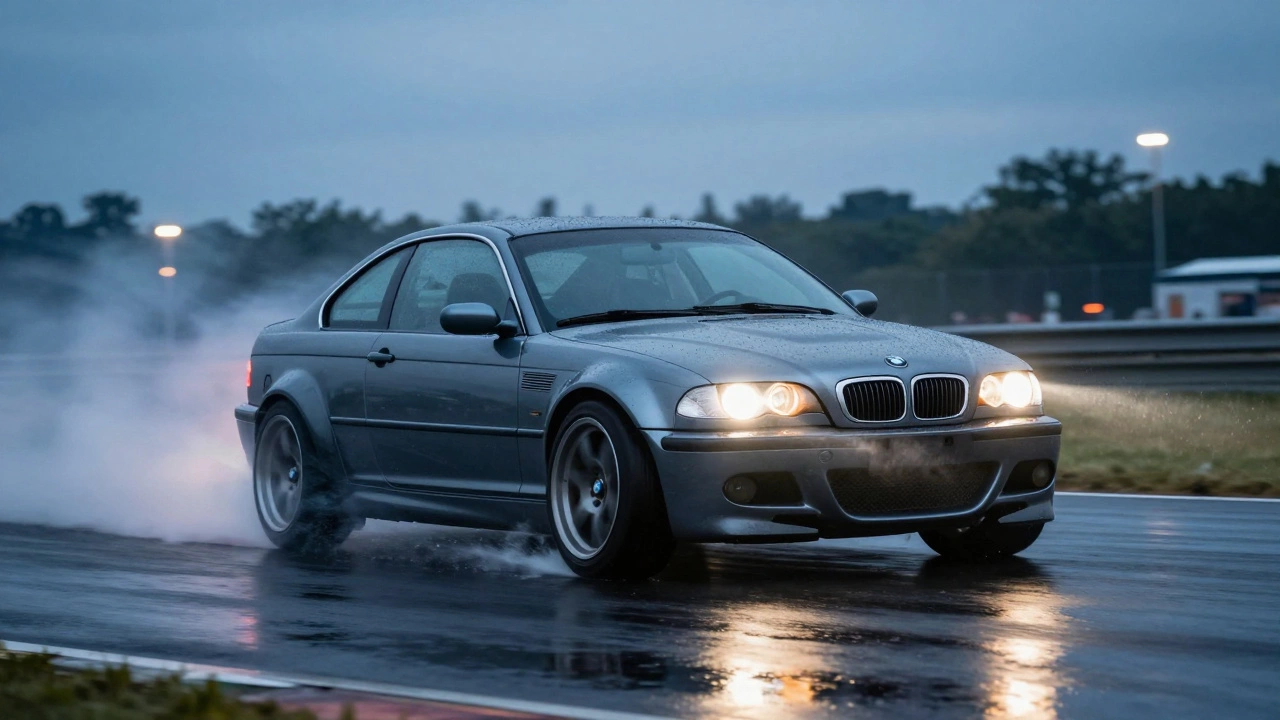 Тюнингованный BMW E46 дрифтует на мокрой трассе